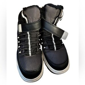 Black waterproof boot
Big kid 4
H&M
